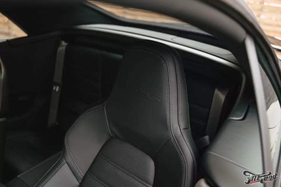 Забронировали Porsche 911 (992) Turbo S Cabriolet прозрачным глянцевым полиуретаном, защитили глянец в салоне, обработали кожу керамикой и обработали мягкую крышу